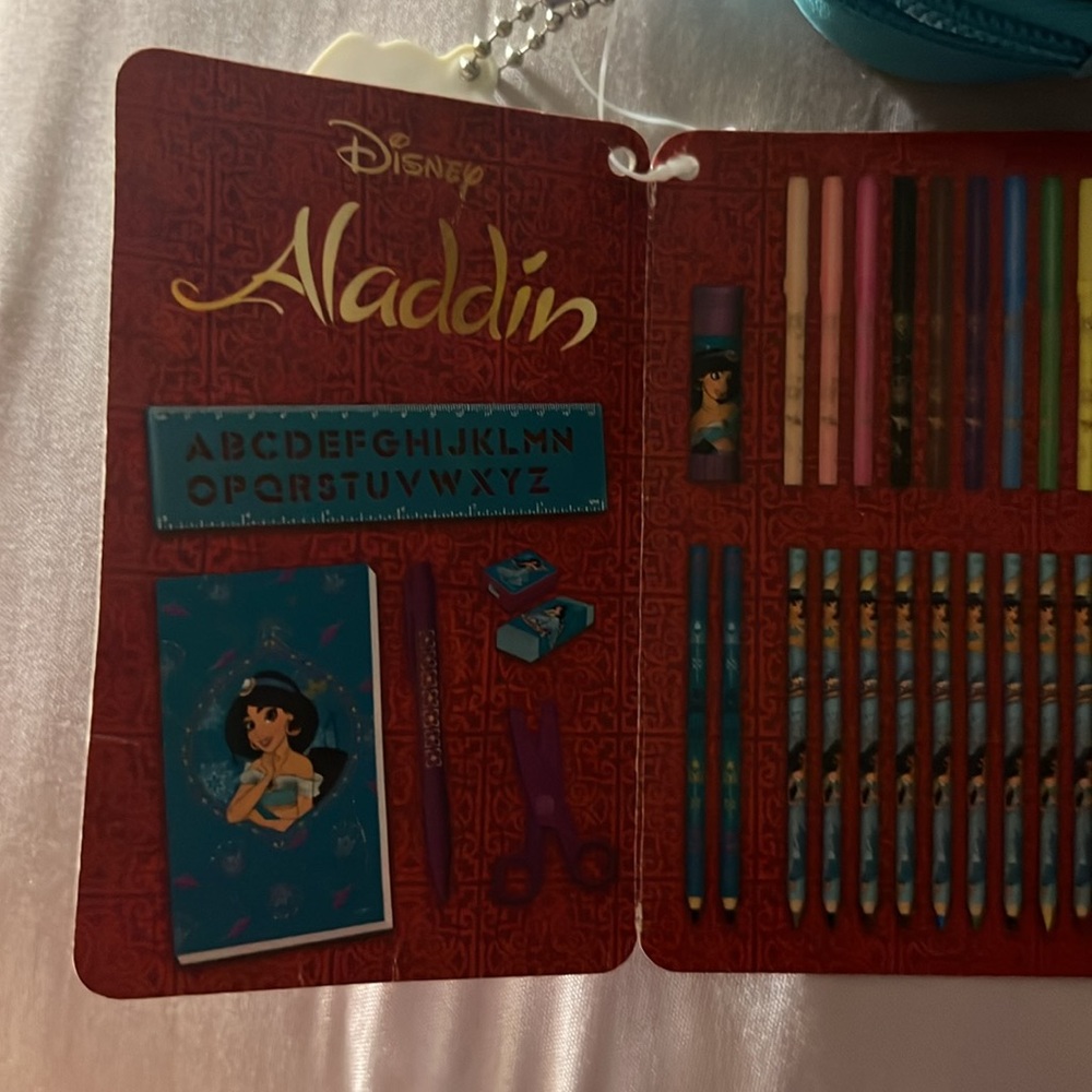 NWT DISNEY ALADDIN ZIP UP STATIONARY KIT 30 PIECES WITH CASE BACK TO SCH… - Picture 8 of 9